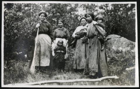 Ojibwe women and children
